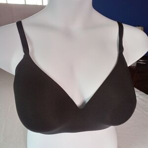 Knix Women's WingWoman T-Shirt Bra Size 8 Black Wire Free Smooth Contour